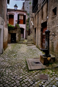 finestre, fontana, lampione, vicolo, porte, case, scale, borgo, scala, palazzi, fontanella, scalini, tombini, scorcio