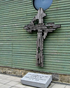 croce, verde, legno, lapide, scritta, dedica, grigio, marmo, listelli, chiesa