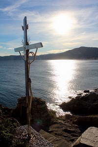 croce, mare, sole, controluce, riflesso, acqua, scogli, crocifisso