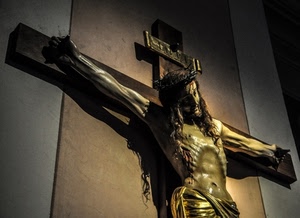 croce, crocifisso, spine, cristo, gesù, corona, chiodi, scritta, ombre, braccia, devozione, oro, statua, targa, mani