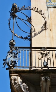 balcone, ringhiera, liberty, ferro, metallo, foglie, decorazioni, azzurro, angolo, corona, cielo