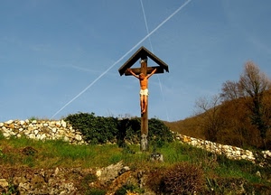 croce, scie, muretto, crocifisso, cielo, alberi, verde, piante, muro, pietre
