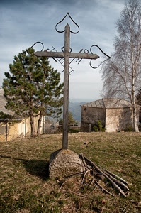 croce, cuori, alberi, ferro, cimitero, albero, prato, cielo, rami, case