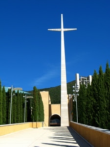 croce, cipressi, verde, blu, bianco, arco, ingresso, cielo, viale, alberi