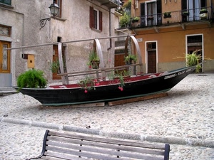 barca, panchina, piazza, fiori, lampione, case, verde, vasi