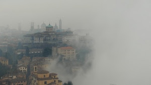 nebbia, case, paese, campanili, torri, borgo, tetti, palazzi, chiesa, campanile, nuvole, panorama, finestre, città, cupole