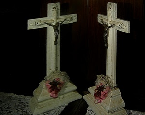 due, croci, bianco, crocifissi, fiori, nero, crocifisso, croce, pizzo, legno, rosa, riflesso