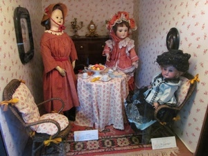 bambole, tavolo, sedie, tre, tavolino, poltrone, giocattoli, cappelli, quadro