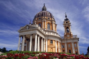 cupola, fiori, colonne, campanile, chiesa, cielo, finestre, basilica, nuvole, timpano, balaustra, orologio, azzurro, croci, torino, campane, superga