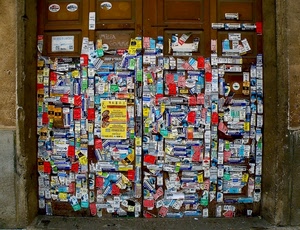 adesivi, portone, porta, legno, colori, pubblicità, etichette, locandina, rosso, tanti, multicolore, biglietti