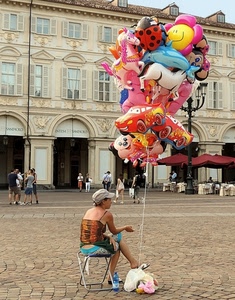 palloncini, piazza, donna, filo, palazzo, cappello, sgabello, persone, portici, finestre