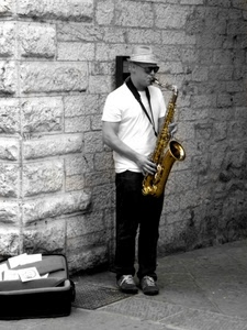 musicista, sassofono, cappello, oro, strumento, musica, suona, valigia, bianco, bianconero, suonatore