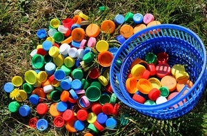 tappi, colori, cestino, plastica, erba, prato, verde, azzurro, blu