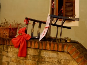 sedia, rosso, finestra, fiocco, vaso, muretto, mattoni, nastro, muro, persiane, bicchieri, foglio, bianco, carta, rovesciata, imposte, legno