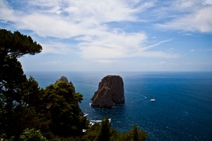 mare, alberi, blu, cielo, nuvole, panorama, azzurro, scoglio, isola, faraglione, paesaggio, scogli, pini