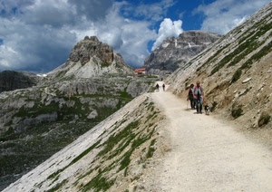 montagna, nuvole, sentiero, strada, persone, montagne, cane, escursionisti, cielo, rifugio
