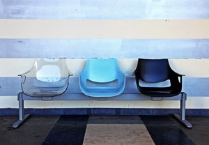 sedie, tre, azzurro, panchina, nero, blu, muro, pavimento, righe, plastica, celeste, trasparente, strisce