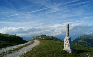 nuvole, colonna, cielo, strada, verde, montagne, montagna, cippo, sentiero, erba, azzurro, prato, sterrata, sterrato, monumento