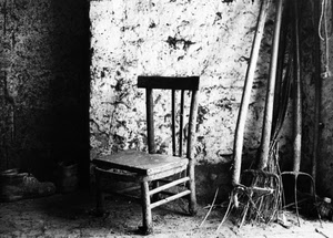 sedia, bianconero, attrezzi, forche, legno, muro, scarpe, forconi, abbandono