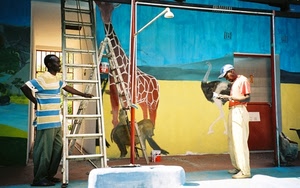 giraffa, murales, scala, giallo, animali, due, persone, uomini, murale