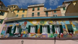 finestre, murales, case, cielo, persiane, murale, nuvole, palazzi, colori, ringhiere, verde, ringhiera, terrazza, dipinti, terrazzo, azzurro, tende