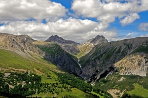 nuvole, montagne, alberi, verde, panorama, cielo, valle, rocce, paesaggio, roccia, montagna, prati, azzurro