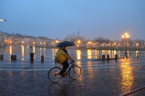bicicletta, pioggia, piazza, ombrello, luci, lampioni, riflessi, lampione