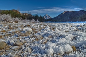 montagne, alberi, cielo, ghiaccio, brina, nuvole, inverno, sassi, fiume, azzurro, piante, rocce, gelo, cristalli, bianco, montagna