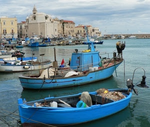 porto, barche, mare, case, azzurro, reti, acqua, pescherecci, cielo, celeste, campanile, lampade, lampara, nuvole, pesca, lampare