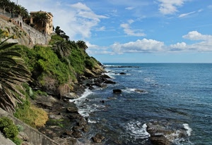 mare, scogli, acqua, nuvole, cielo, costa, rocce, verde, villa, alberi, scogliera