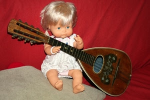 bambola, rosso, mandolino, corde, strumento, giocattoli, musica, legno, bionda, capelli, cuscino, piedi, chitarra, occhi, strumenti, mani, giocattolo