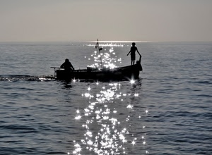 barca, mare, controluce, acqua, silhouette, riflesso, timone, sole, persone, due, cielo, orizzonte, luccichio, pescatori, riflessi, scia