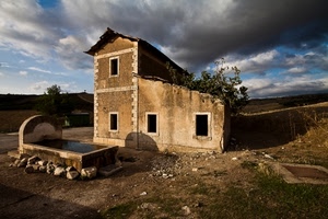 nuvole, casa, finestre, fontana, rudere, cielo, abbandono, acqua, lavatoio, campagna, abbeveratoio