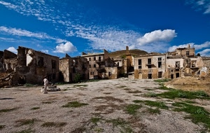 cielo, case, nuvole, piazza, ruderi, erba, persona, borgo, bambino, paese, verde, finestre, abbandono