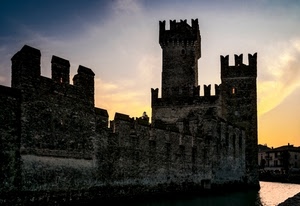 castello, torri, merli, fossato, tramonto, controluce, acqua