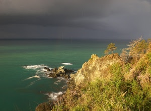 mare, scogli, nuvole, cielo, scogliera, verde, rocce, acqua, piante, alberi, orizzonte, onde, panorama, maltempo, erba, cespugli, costa, roccia, paesaggio, rami