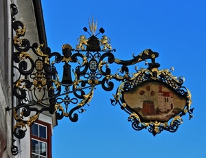 insegna, finestra, cielo, oro, metallo, ferro, leoni, nero, fiori, muro, dipinto, edificio, casa, decorazione, azzurro, blu, dorato