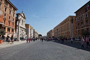strada, palazzi, finestre, persone, chiesa, colonne, lampioni, gente, prospettiva, tombino, piazza, case, passanti, croce, via, cielo, vasi
