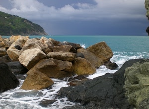 mare, scogli, cielo, nuvole, scogliera, acqua, onde, spuma, rocce, massi, costa, schiuma, orizzonte, pietre, sassi