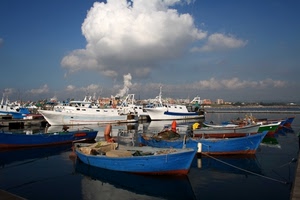 barche, porto, nuvole, cielo, mare, bianco, azzurro, blu, acqua, pescherecci, riflessi, natanti, rosso, motoscafi, case, corde, nuvola, celeste, boe, funi