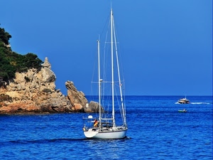 mare, barca, cielo, scogli, bianco, alberi, acqua, azzurro, barche, scogliera, verde, blu, rocce, motoscafo, roccia, orizzonte, bandiera, riflesso