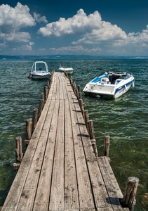 nuvole, barche, pontile, legno, acqua, cielo, mare, onde, motoscafo, pali, motoscafi, passerella, azzurro, due, bianco, molo