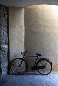 bicicletta, ruote, manubrio, muro, sella, pedali, fanale, sellino, bici, portapacchi, raggi