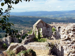 ruderi, foglie, panorama, cielo, montagne, verde, paesaggio, pietre, rovine, rami, colline, nuvole, arco, erba, rudere