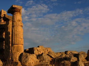 colonne, nuvole, cielo, pietre, rovine, ruderi, azzurro, tempio, massi, capitelli, ombre, rudere, resti, archeologia