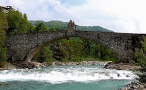 ponte, acqua, alberi, fiume, verde, cielo, nuvole, arco, piante, schiuma, cascata, montagne