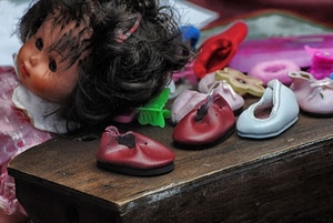 bambola, scarpe, capelli, rosso, scarpine, giocattolo, tavolo, verde, colori, giocattoli, bianco