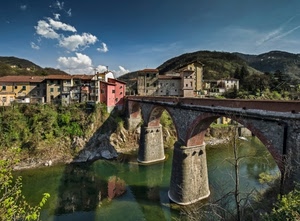 ponte, fiume, nuvole, cielo, acqua, case, arcate, verde, finestre, ombra, montagne, alberi, panorama, archi, paese, piloni, rami