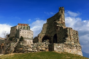 castello, nuvole, cielo, archi, ruderi, rudere, erba, prato, pietre, finestre, rovine, verde, azzurro, fortezza, alberi, torre, rocca, resti, sassi, edificio
