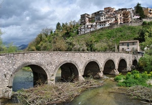 ponte, fiume, nuvole, case, acqua, arcate, cielo, alberi, borgo, archi, paese, rami, collina, verde, finestre